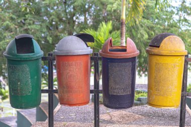 Endonezya, 29 Haziran 2024 - Parkta farklı renkte çöp kutuları. Çöpleri ayır, atıkları yeniden dönüştürülecek şekilde ayır