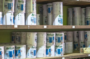 Endonezya, 5 Ekim 2024 - Boya kutuları düzgün düzenlenmiş, pazarlanmaya hazır.