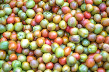 Geleneksel Endonezya pazarında bir yığın taze domates..