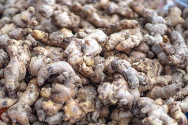 Geleneksel Endonezya pazarında satışa sunulan taze toplanmış zerdeçal yığınları taze zerdeçal yığınları. Kapat..