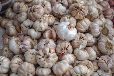 Geleneksel Endonezya pazarında satışa sunulan taze toplanmış sarımsak yığınları