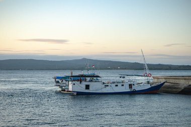 Endonezya, 5 Ekim 2024 - Geleneksel Yolcu Gemileri Kenetlendi