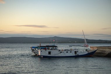 Endonezya, 5 Ekim 2024 - Geleneksel Yolcu Gemileri Kenetlendi