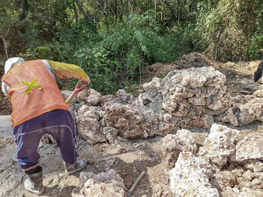 Baubau, Endonezya - 5 Ekim 2024 İşçiler bir ev inşa ediyorlar