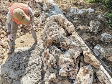 Baubau, Endonezya - 5 Ekim 2024 İşçiler bir ev inşa ediyorlar