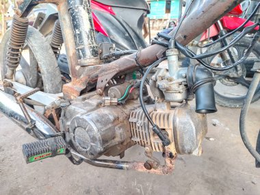 Endonezya - 5 Ekim 2024 - Eski motosiklet motoru, eski motorun bakımı yapılmadı