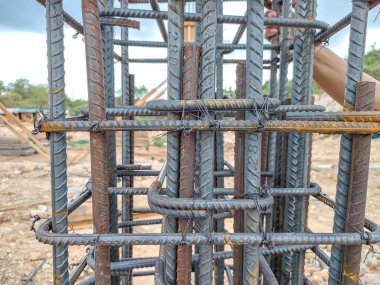 30 Kasım 2024 'te Endonezya' nın Buteng kentindeki bir inşaat sahasında beton inşaatı için şebeke şeklinde düzenlenmiş Sloof Demir Güçlendirme