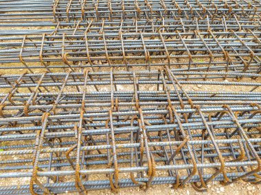 30 Kasım 2024 'te Endonezya' nın Buteng kentindeki bir inşaat sahasında beton inşaatı için şebeke şeklinde düzenlenmiş Sloof Demir Güçlendirme