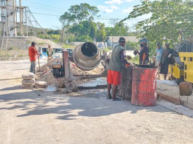 Endonezya - 29 Kasım 2024: İnşaat İşçileri Yerel Sitede Beton Karıştırma Sürecinde İşbirliği Yapıyor.