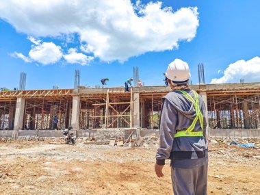 Baubau, Endonezya, 30 Kasım 2024 - İnşaat Denetleyicileri Yerel Sitedeki İlerlemeyi İzliyor.