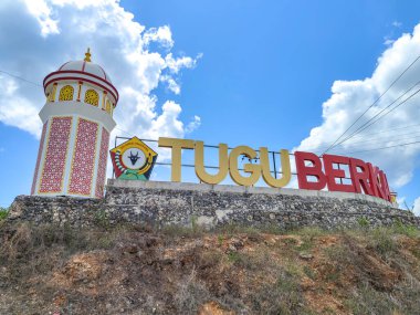 Buteng, Endonezya, 30 Kasım 2024 - Ziyaretçiler İkonik Tugu Berkah Anıtı 'nın keyfini çıkarın.