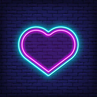 Duvarda parlak renkli neon bir kalp.