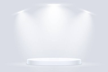 Ürün sunumu için açık gri podyum üç spot ışıklarıyla aydınlatıldı