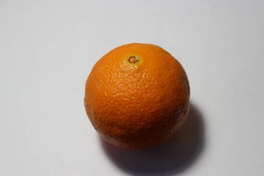 Beyaz arkaplanda turuncu izole edilmiş