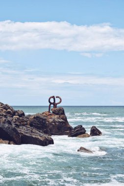 21 Haziran 2021 'de İspanya' nın San Sebastian Körfezi 'ndeki ünlü rüzgar tarağı.