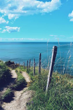 20 Haziran 2021 'de İspanya' nın Bask ülkesinin kayalıklarında küçük kıyı yolu