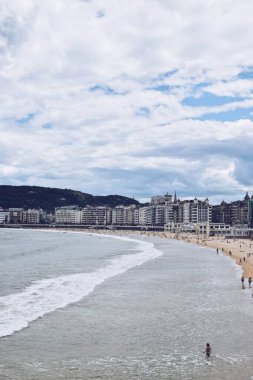 21 Haziran 2021 'de İspanya' daki San Sebastian plajının panoramik görüntüsü