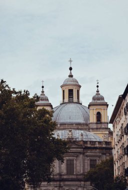 14 Eylül 2021 'de İspanya' da Madrid 'in merkezindeki Arkaplan Katedrali