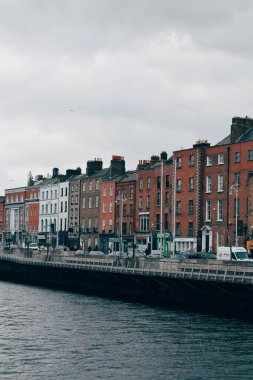 20 Kasım 2018 'de İrlanda' nın Dublin şehrinde nehir kıyısındaki evler yürür.