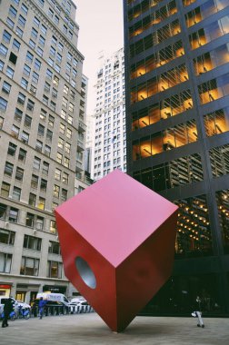 17 Şubat 2020 'de Manhattan, New York' ta kırmızı bir küp heykeli