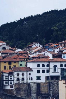 22 Haziran 2021 'de İspanya' nın Bask Bölgesi 'ndeki Mutriku kasabasının panoramik manzarası