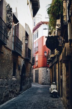 26 Temmuz 2023 'te İspanya' nın Navarre kentindeki Tudela kasabasında dar bir sokak.