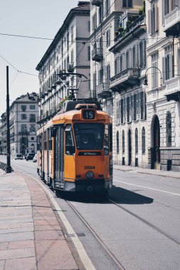 İtalya 'nın Torino şehrinde eski bir tramvay dolaşıyordu. 9 Mayıs 2022