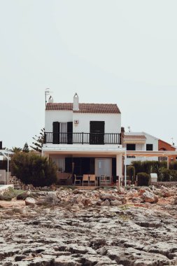 7 Ağustos 2021 'de İspanya' nın Menorca adasında tipik bir ev.