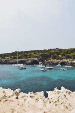 İspanya 'nın Menorca adasında 8 Ağustos 2021 tarihinde yer alan küçük bir koy.