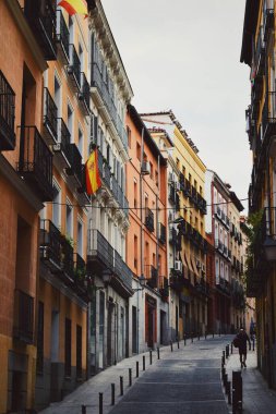 21 Eylül 2021 'de Madrid' in merkezinde yükselen ve süslenen sokak.