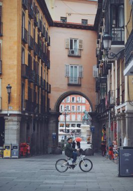 21 Eylül 2021 'de Madrid' in ana meydanına erişimi olan bir sokak.