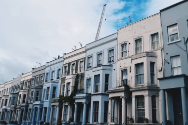 25 Ekim 2017 'de İngiltere' nin Notting Hill mahallesindeki renkli evlerin doğrusal listesi.