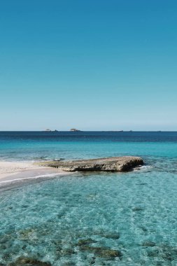 İspanya 'nın İbiza kentindeki Cala Comte şehrindeki berrak sular, 11 Şubat 2023