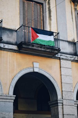 9 Aralık 2023 'te Katalonya, İspanya' da Girona 'da bir balkonda Filistin' i destekleyen bayrak