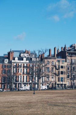 12 Şubat 2020 'de ABD' nin Boston şehrinde arka planda bulunan eski evlerin listesi.