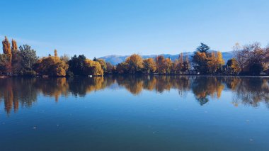 İspanya 'nın Girona kentindeki Puigcerda Gölü' nün 28 Eylül 2019 tarihli panoramik görüntüsü