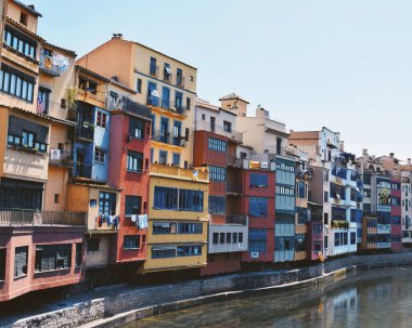 4 Temmuz 2017 'de Katalonya, İspanya' daki Girona nehrinin kıyısında renkli evler