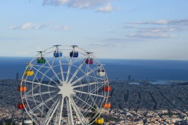 8 Şubat 2023 tarihinde Katalonya, İspanya 'daki Tibidabo lunaparkında Barcelona' nın panoramik manzaralı renkli dönme dolap.