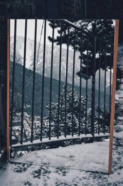 Manzara, 20 Aralık 2021 'de Andorra sokaklarındaki bir aynaya yansıdı.