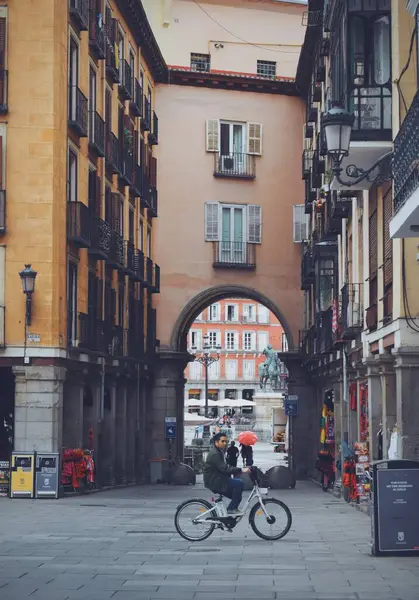 21 Eylül 2021 'de Madrid' in ana meydanına erişimi olan bir sokak.