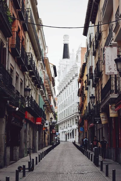 21 Eylül 2021 'de İspanya' da Madrid yarı yaya sokağı.