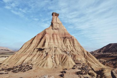 26 Aralık 2023 'te İspanya' nın Bardenas Reales kentindeki çeşitli soyut jeolojik formlara sahip çöl manzarası.
