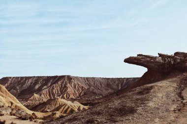 26 Aralık 2023 'te İspanya' nın Bardenas Reales kentindeki çeşitli soyut jeolojik formlara sahip çöl manzarası.