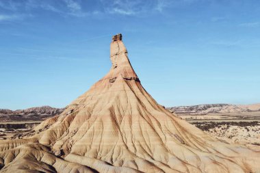 26 Aralık 2023 'te İspanya' nın Bardenas Reales kentindeki çeşitli soyut jeolojik formlara sahip çöl manzarası.