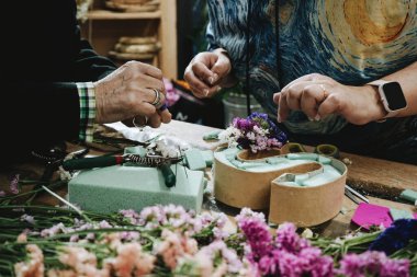 7 Mart 2024 'te atölyelerin elle yapıldığı çeşitli renklerdeki çiçeklerle dolu bir çiçekçi, Barselona.