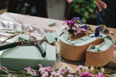 7 Mart 2024 'te atölyelerin elle yapıldığı çeşitli renklerdeki çiçeklerle dolu bir çiçekçi, Barselona.