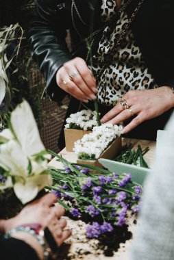 7 Mart 2024 'te atölyelerin elle yapıldığı çeşitli renklerdeki çiçeklerle dolu bir çiçekçi, Barselona.