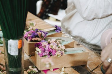 7 Mart 2024 'te atölyelerin elle yapıldığı çeşitli renklerdeki çiçeklerle dolu bir çiçekçi, Barselona.