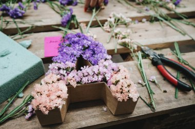 7 Mart 2024 'te atölyelerin elle yapıldığı çeşitli renklerdeki çiçeklerle dolu bir çiçekçi, Barselona.