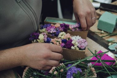 7 Mart 2024 'te atölyelerin elle yapıldığı çeşitli renklerdeki çiçeklerle dolu bir çiçekçi, Barselona.